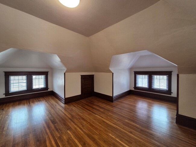 Building Photo - Beautiful and large Cedar Falls House