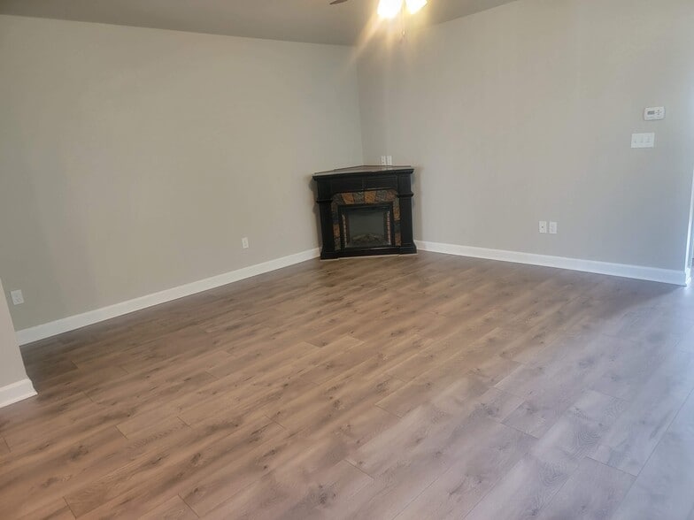 Spacious living room open concept - 218 N Washington St