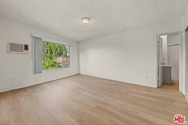 Building Photo - 15540 Moorpark St