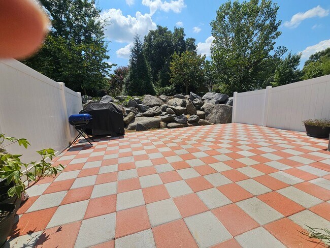 Building Photo - Well Maintained Large townhome in Steele Creek