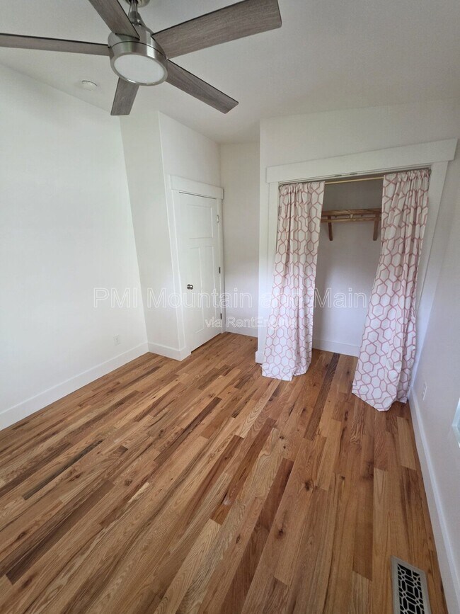 Building Photo - 156 Bradley St