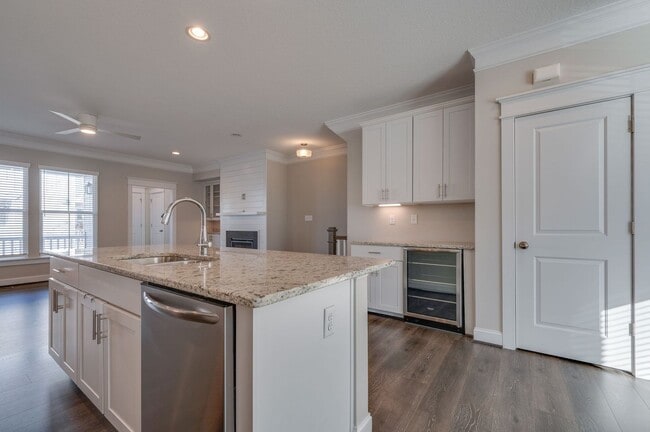 Building Photo - 3BD/3.5BA Immaculate Condo at the Oceanfront!