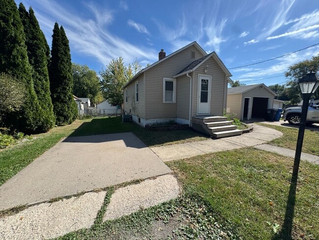 Building Photo - Updated 2 Bedroom Home with Central Air, H...