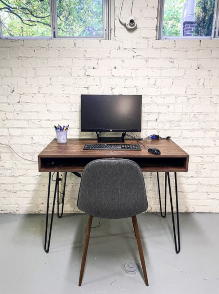 Desk with fast wifi - 3301 W Franklin St