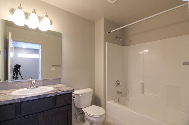 Building Photo - 3 Bed/2 Bath Townhouse in Kennewick