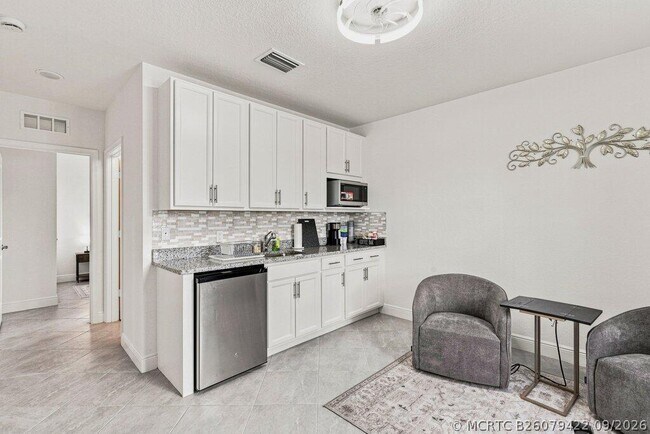 Building Photo - 226 SW Milburn Cir