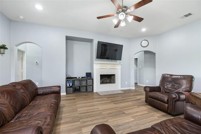 Building Photo - 923 Lake View Dr
