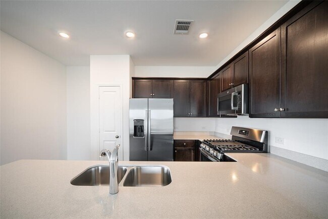 Building Photo - 117 Prairie Dog Town Dr