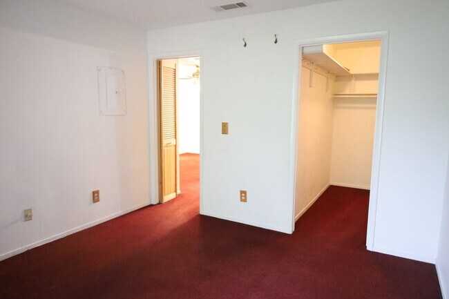 Building Photo - Lovely One Bedroom One Bathroom Apartment!