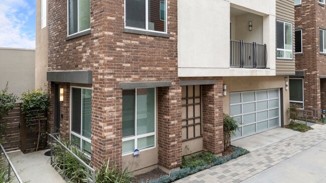 Building Photo - Detached Townhome - Private Roof Deck - With 360 Panoramic Views