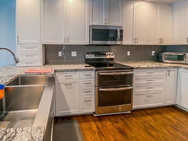 Building Photo - Two-Story 3 Bed, 2.5 Bath with Large Bonus...