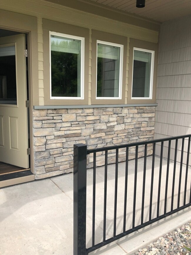 Building Photo - 3 Bedroom, 2 1/2 Bathroom Townhouse -2 weeks free rent with 1-year lease-