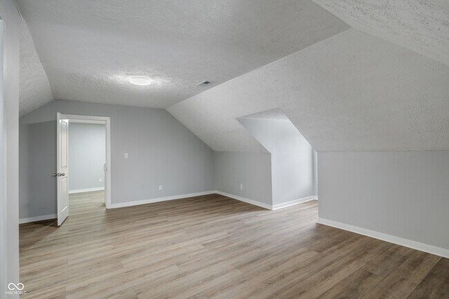 Building Photo - 2224 N Kenwood Ave