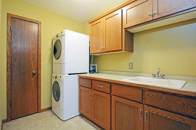 Building Photo - Spacious 5-Bed, 3 Bath Home in Delano - Available Now!