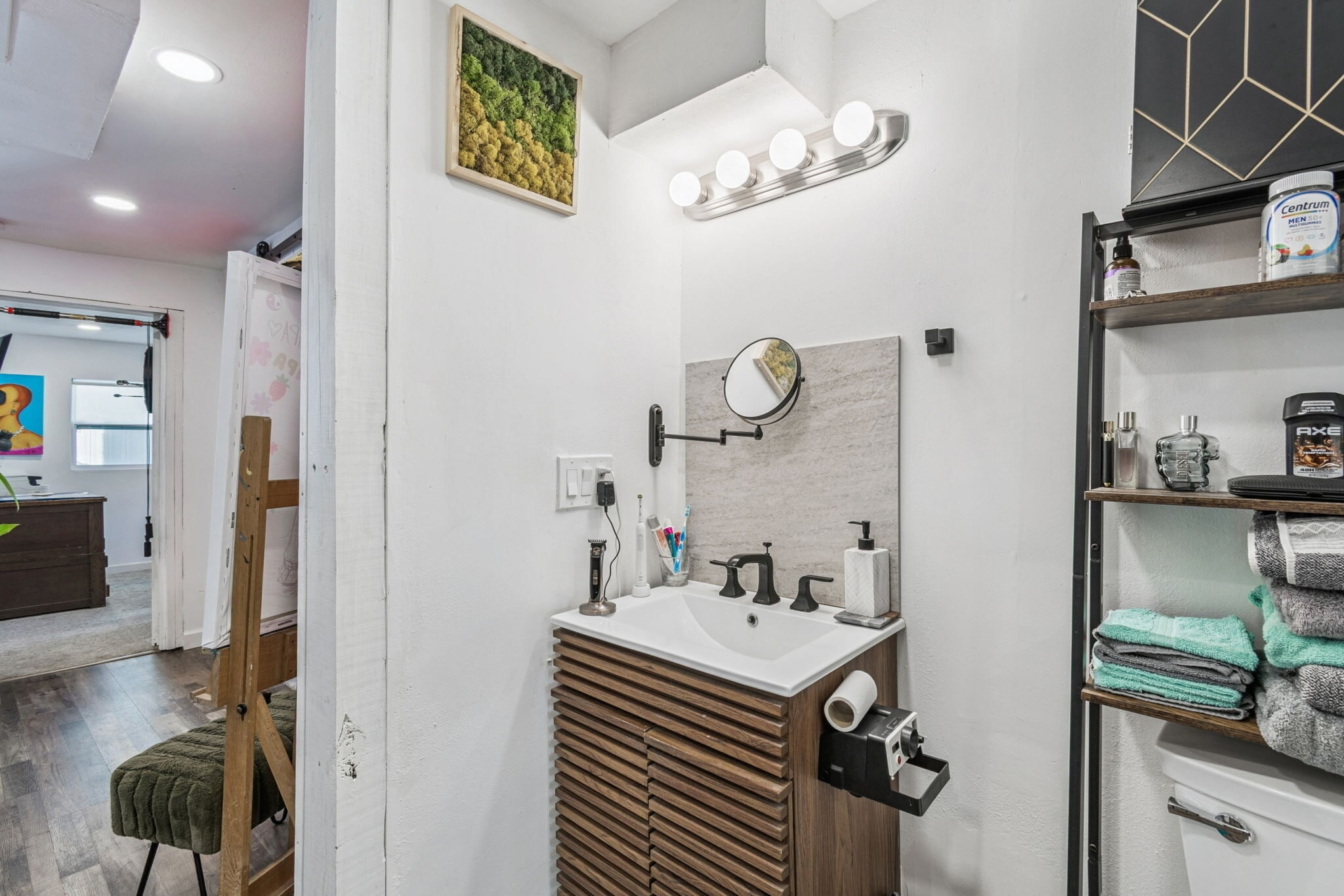 Building Photo - 1034 Queen St N