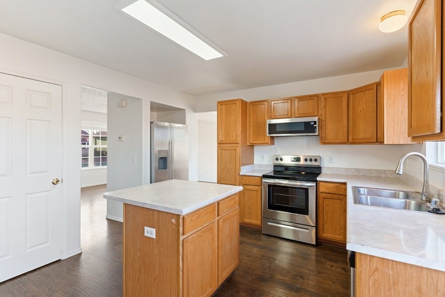 Building Photo - Spacious 6BR Home with Finished Basement –...