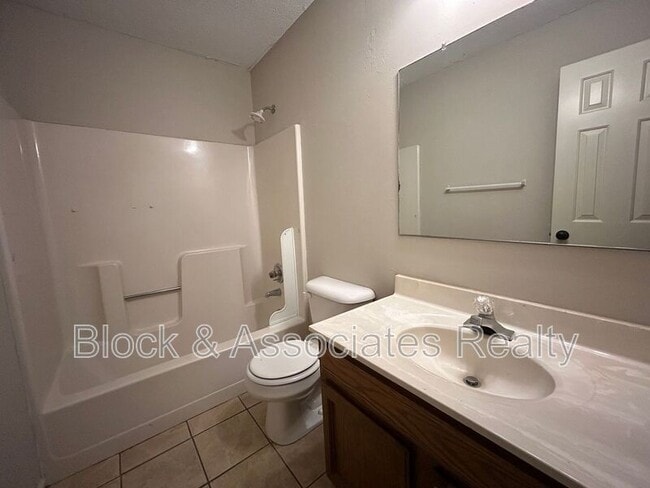 Building Photo - 802 Timberline Dr SE