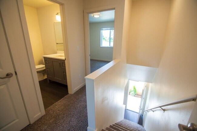 Building Photo - S St 7 plex