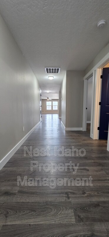 Building Photo - 157 E Murtaugh Lake Dr