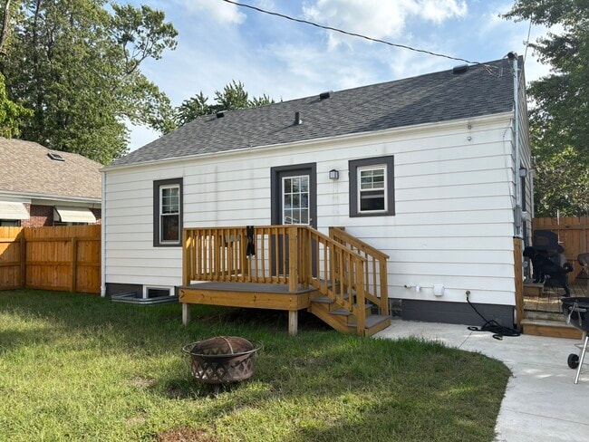 Building Photo - 502 E Homer St