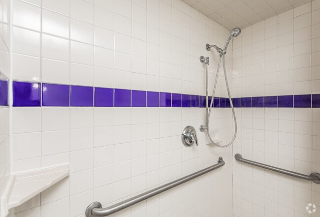 1BR, 1BA - 425SF Bathroom - Robert E. Lee