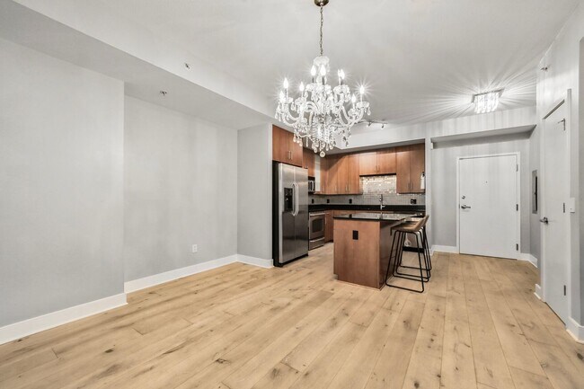 Building Photo - Available Now! High End 1 Bed/ 1 Bath in Amenity Rich Building