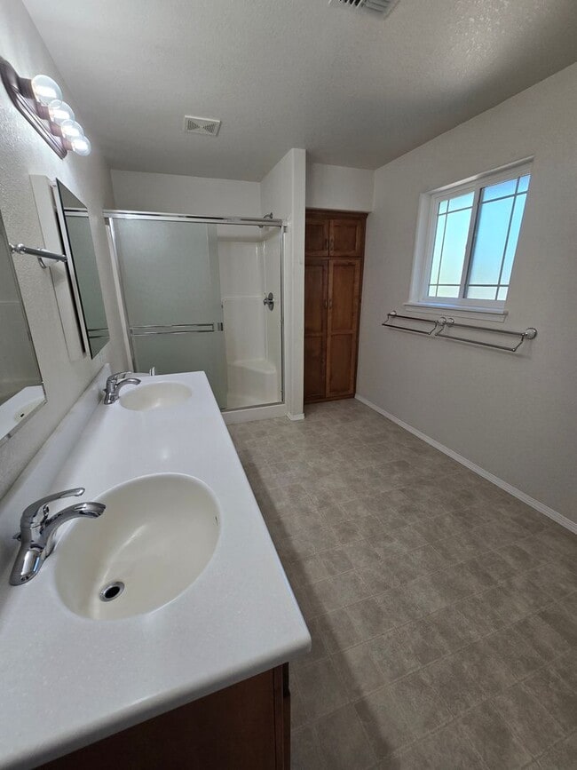 Building Photo - 3 bed 2 bath  Home for Rent in Grants Pass