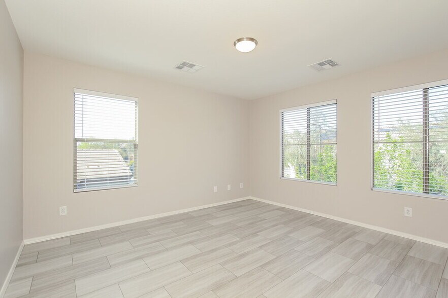 Building Photo - 12035 W Leather Ln