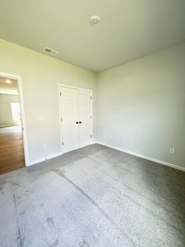 Building Photo - FOUR Bedrooms! SUPREME location! Move in ready!