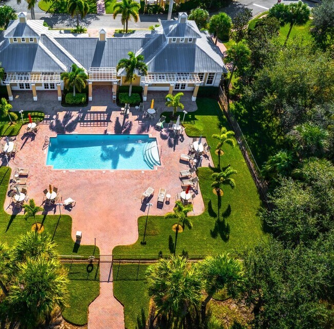 Building Photo - 2025 Bridgepointe Cir