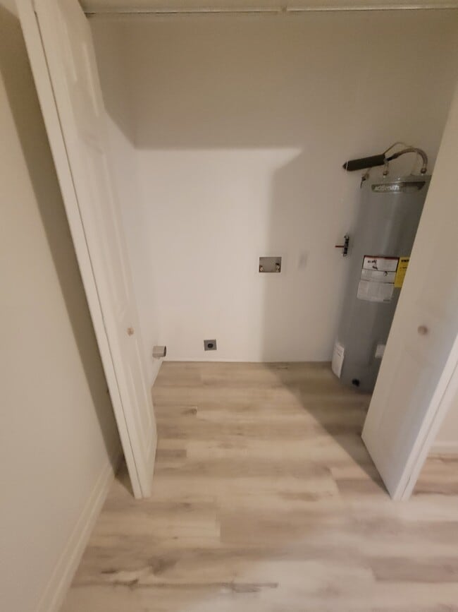 Building Photo - 606 W 11th St