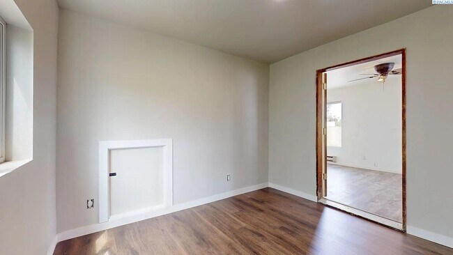 Building Photo - 3 bedroom, 3 bath home in Kennewick