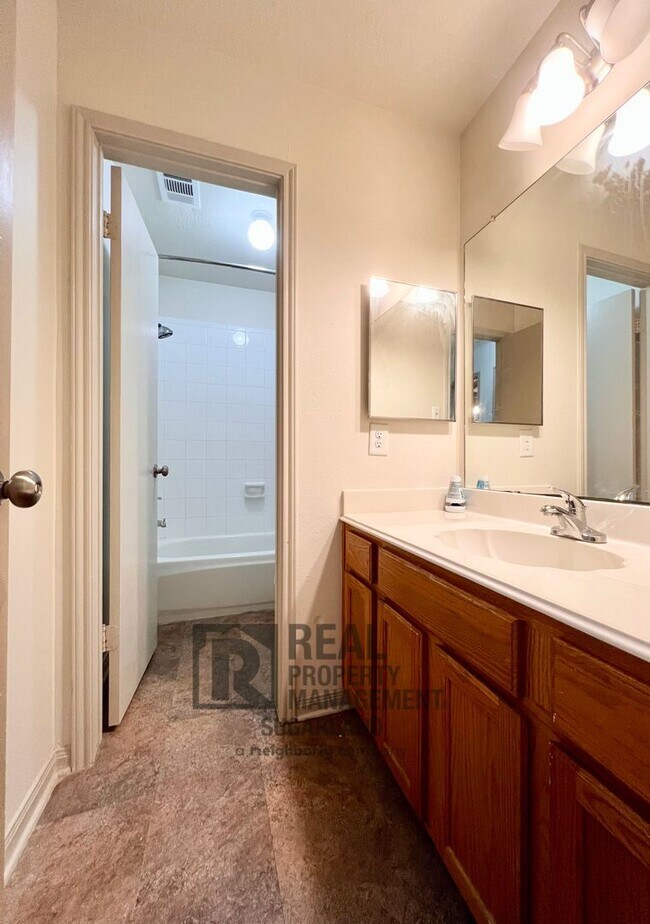 Building Photo - Beautiful One Story Home