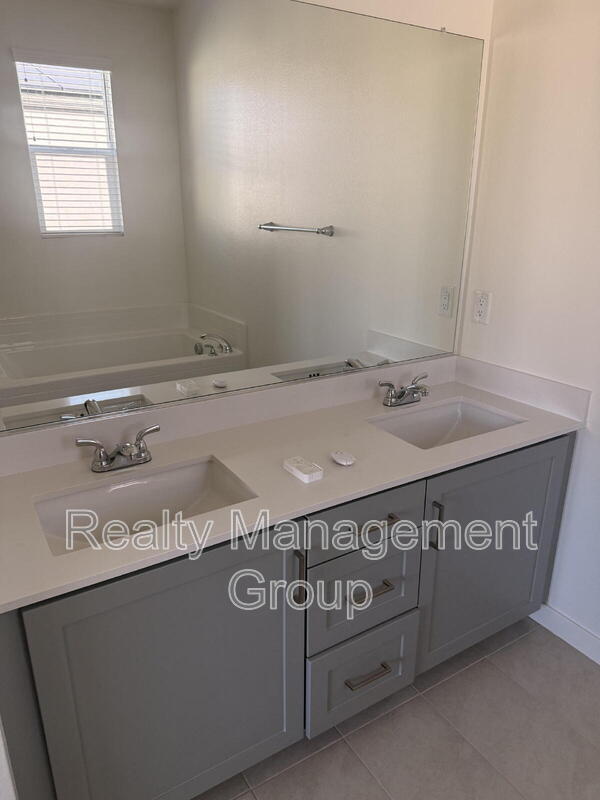 Building Photo - 5480 Shorefront Dr