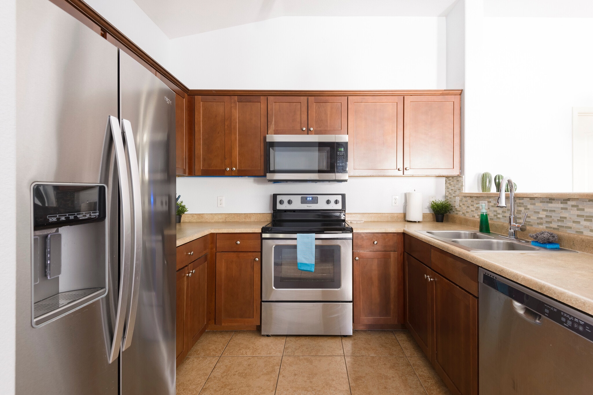 Building Photo - 2402 E 5th St