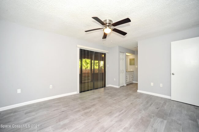 Building Photo - 334 Sun Dial Ct