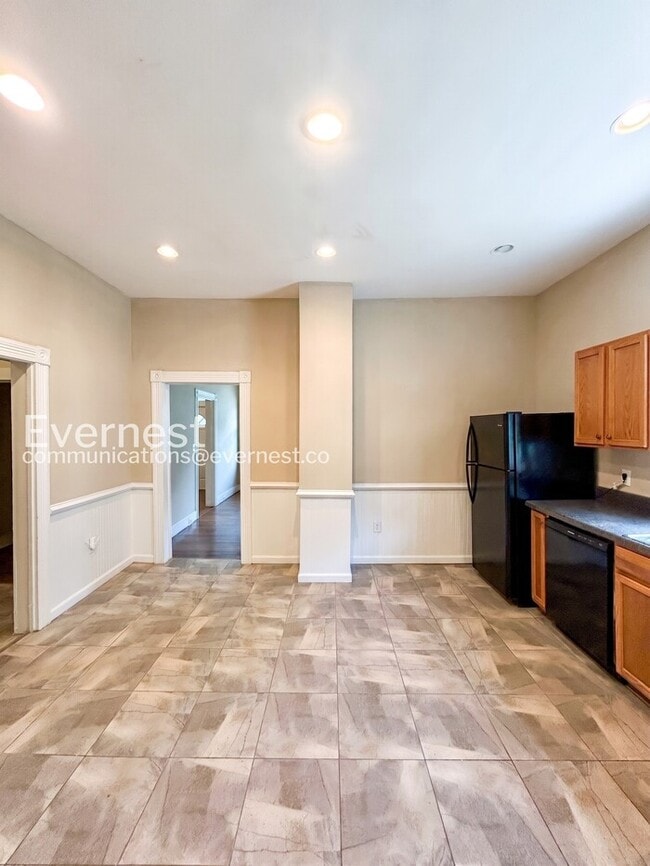 Building Photo - 3 Bed, 1 Bath Home with Driveway and Hardwood Floors | Housing Vouchers Accepted |  Available Now!