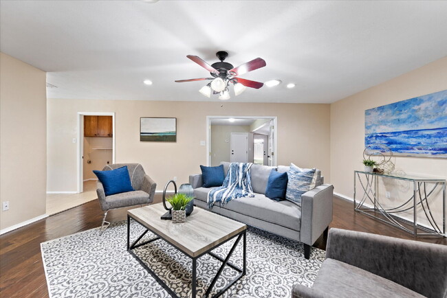 Building Photo - "Spacious 4-Bedroom Hardwood & Granite Fin...