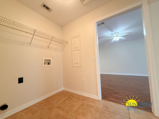 Building Photo - Updated 2 Bedroom in great Fort Walton Beach location!