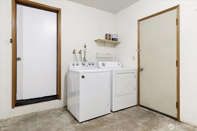 Building Photo - Charming 2BR Duplex Freeland
