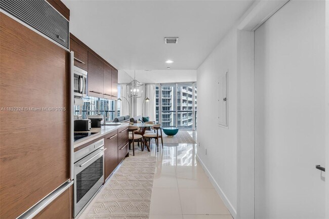 Building Photo - 495 Brickell Ave