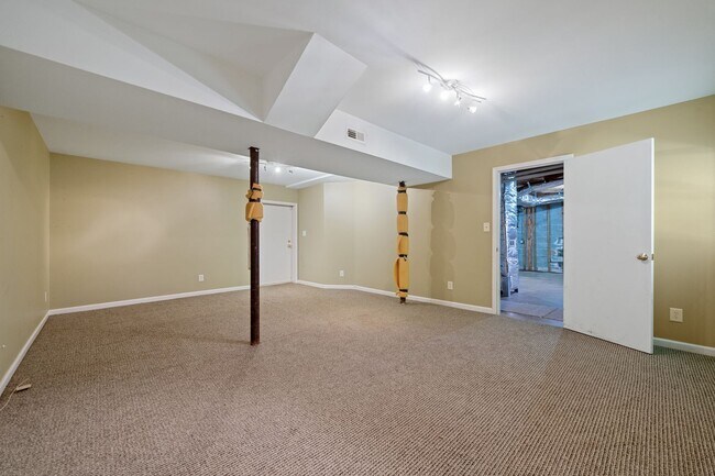 Building Photo - Beautiful 3 Bed 1 Bath Home in Lakewood with Finished Basement Area and Fenced Back Yard!!