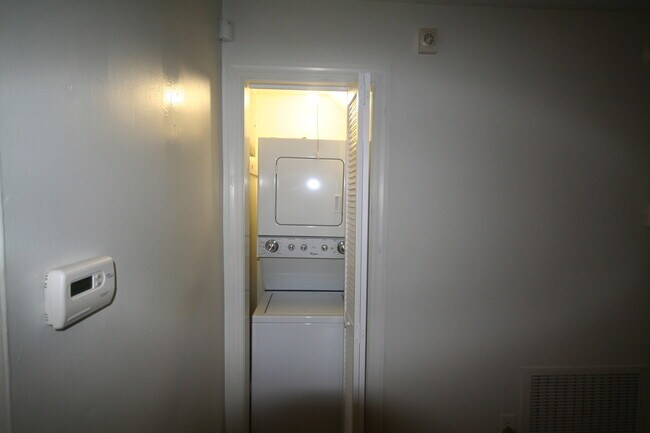Building Photo - End Unit Townhouse with Hardwoods / W&D / ...
