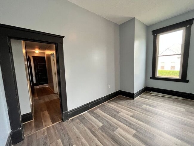 Building Photo - 1600 E 12th St