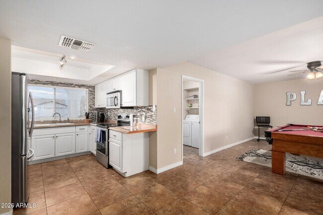 Building Photo - 2424 W Portobello Ave