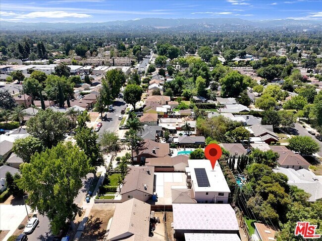 Building Photo - 6913 1/2 Encino Ave