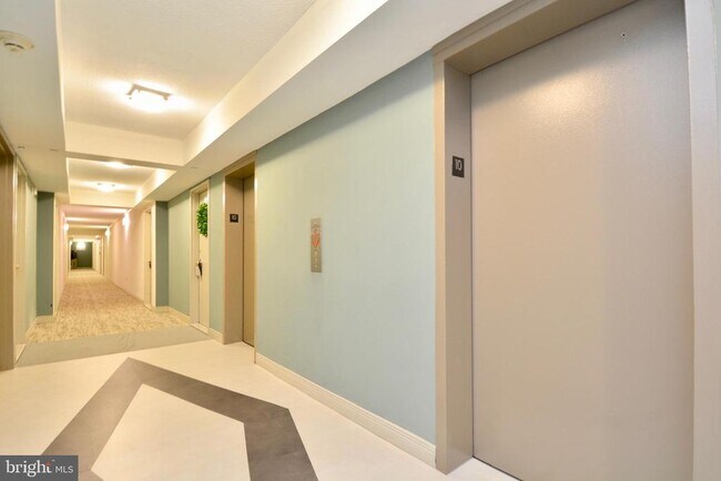 Building Photo - 4600 S Four Mile Run Dr