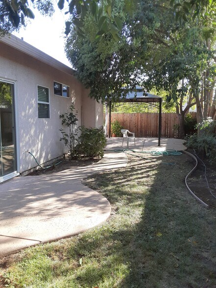 Building Photo - 612 Cascade Dr
