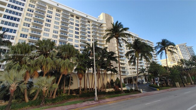 Primary Photo - 5600 Collins Ave