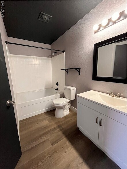 Building Photo - 6233 Ilanos Ln